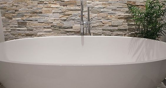 Декоративный камень в интерьере ванной