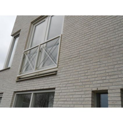 Brick hand molding Chablis